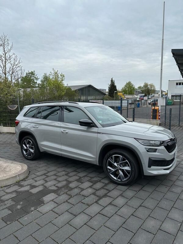 Grau Gebraucht 2021 Skoda Kodiaq SportLine SUV | 39.200 € (Etwas zu teuer) - Bild 1/4