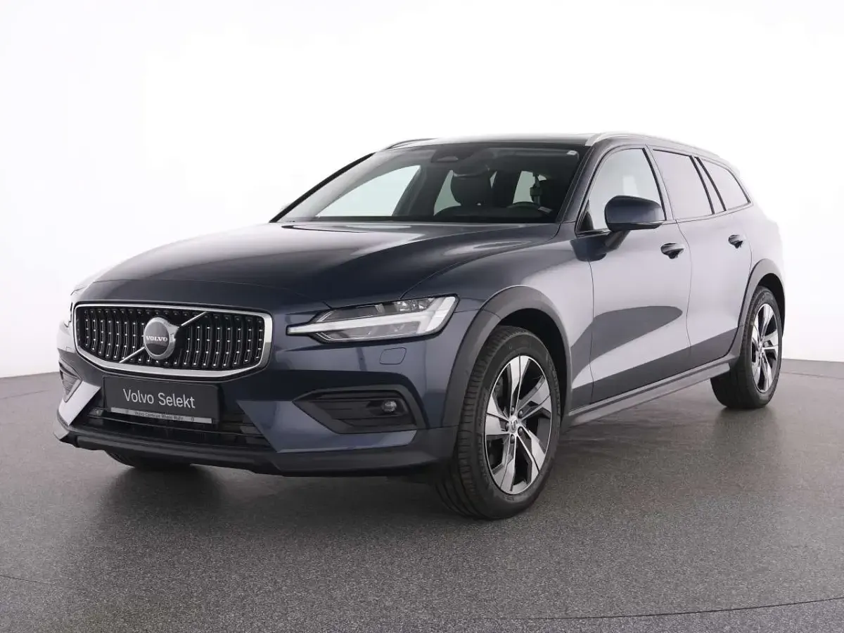 Gebraucht Volvo V60 CC Plus 250 PS (183 kW) 2023 Blau denim blue / metallic Kombi
