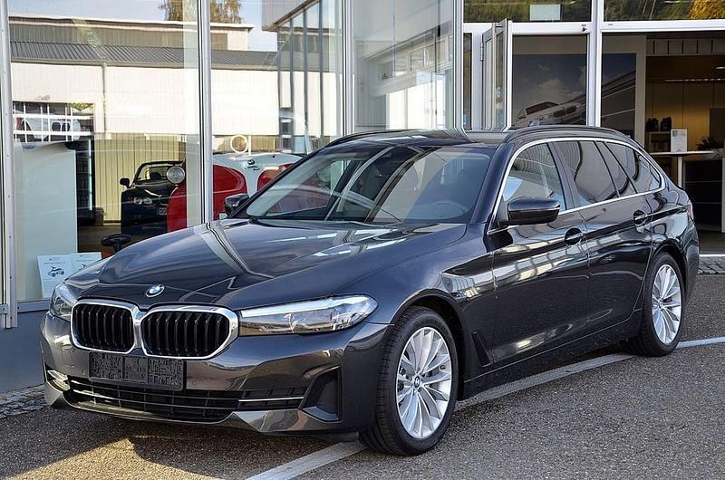 Grau Gebraucht 2022 BMW 520 Limousine | 28.890 € (Superpreis) - Bild 1/4