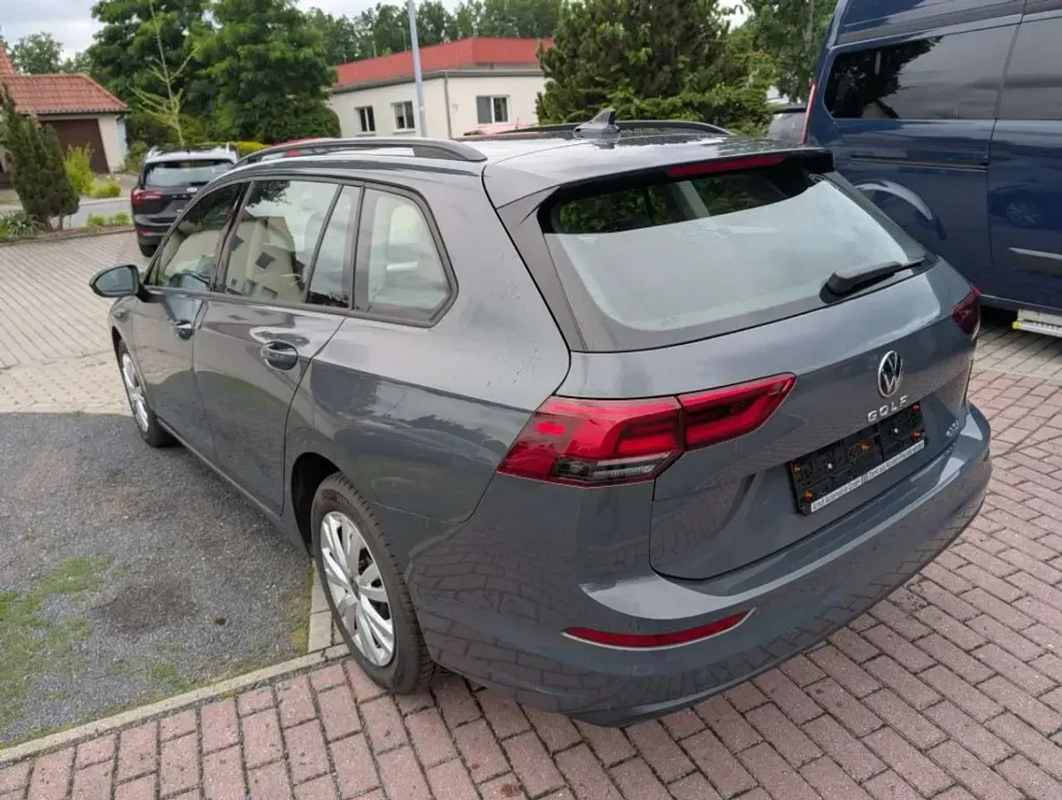Gebraucht VW Golf VIII Life 131 PS (96 kW) 2024 Dolphin gray metallic Kombi