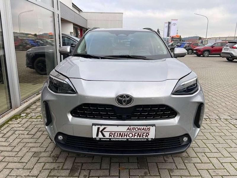 Gebraucht Toyota Yaris Hybrid Advance 131 PS (96 kW) 2024 Shimmering silver met. SUV