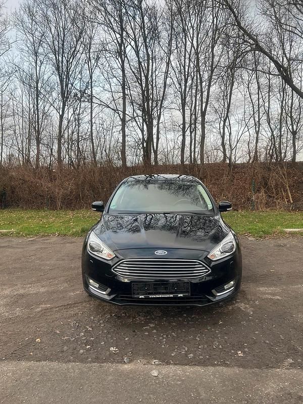 Schwarz Gebraucht 2016 Ford Focus Titanium Kombi | 5.499 € (Superpreis) - Bild 1/4