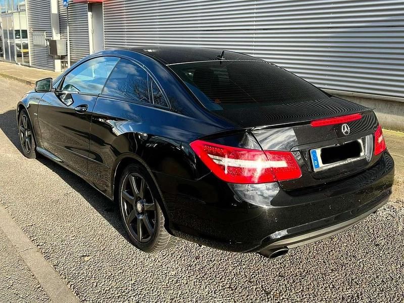 Gebraucht Mercedes E350 Avantgarde 265 PS (194 kW) 2011 Schwarz Coupé