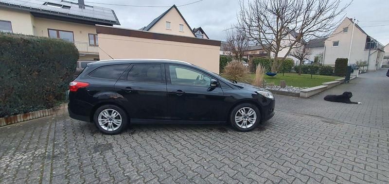 Gebraucht Ford Focus Trend 125 PS (91 kW) 2011 Schwarz Kombi