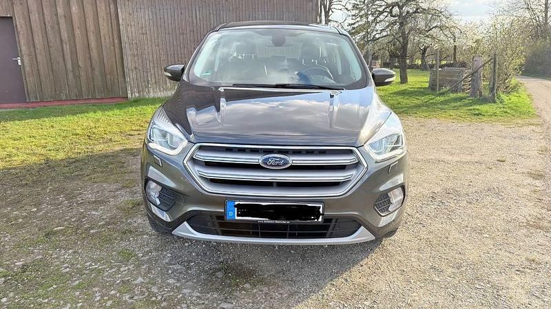 Gebraucht Ford Kuga Titanium 182 PS (133 kW) 2017 Braun SUV