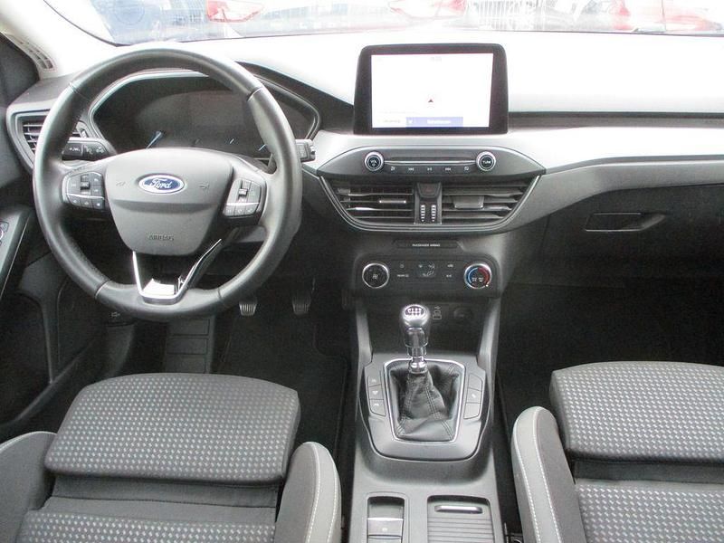 Gebraucht Ford Focus 120 PS (88 kW) 2022 Rot Limousine