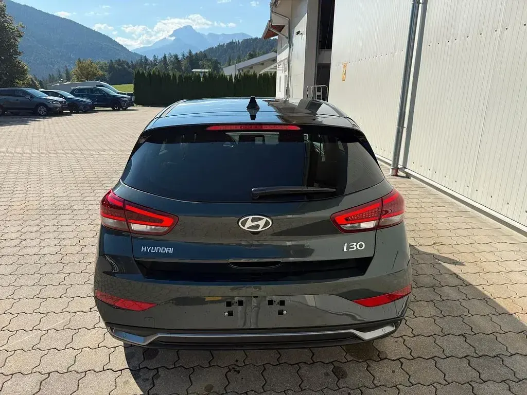 Neu Hyundai i30 150 PS (110 kW) 2026 Grün Limousine