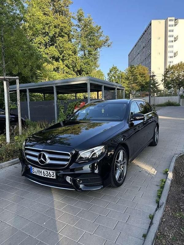 Schwarz Gebraucht 2018 Mercedes E220 AMG line Kombi | 23.000 € (Superpreis) - Bild 1/4