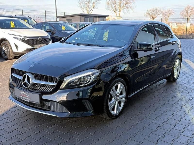 Gebraucht Mercedes A180 122 PS (89 kW) 2016 Schwarz Limousine