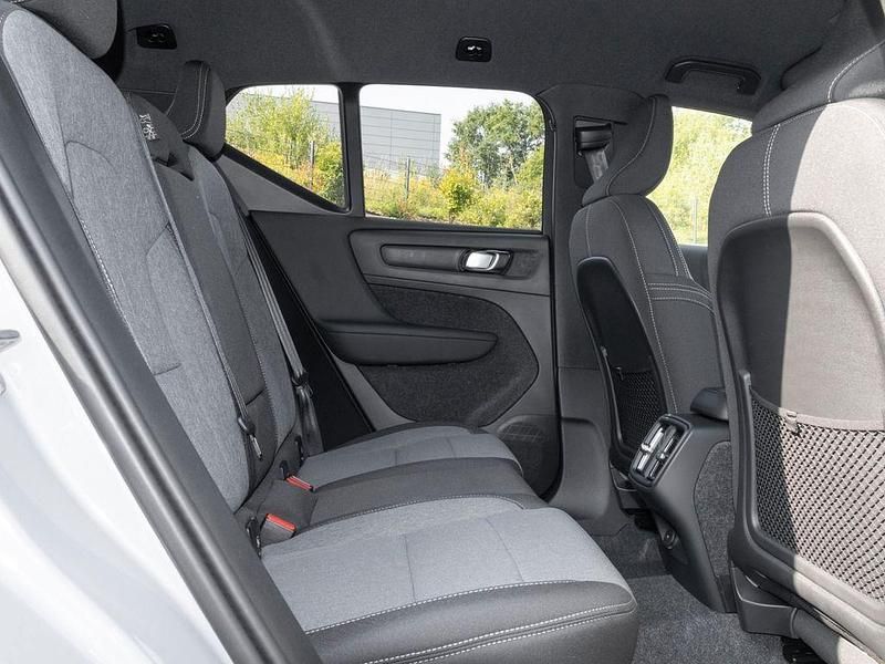 Neu Volvo XC40 Plus 163 PS (119 kW) 2025 Grau SUV