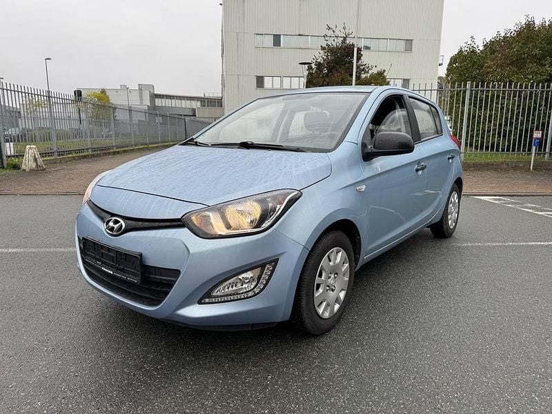 Blau Gebraucht 2013 Hyundai i20 Trend Limousine | 3.690 € (Guter Preis) - Bild 1/4