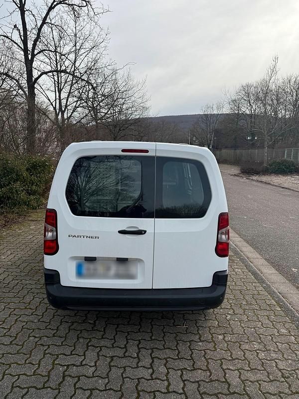 Gebraucht Peugeot Partner 131 PS (96 kW) 2021 Weiß Van / Kleinbus