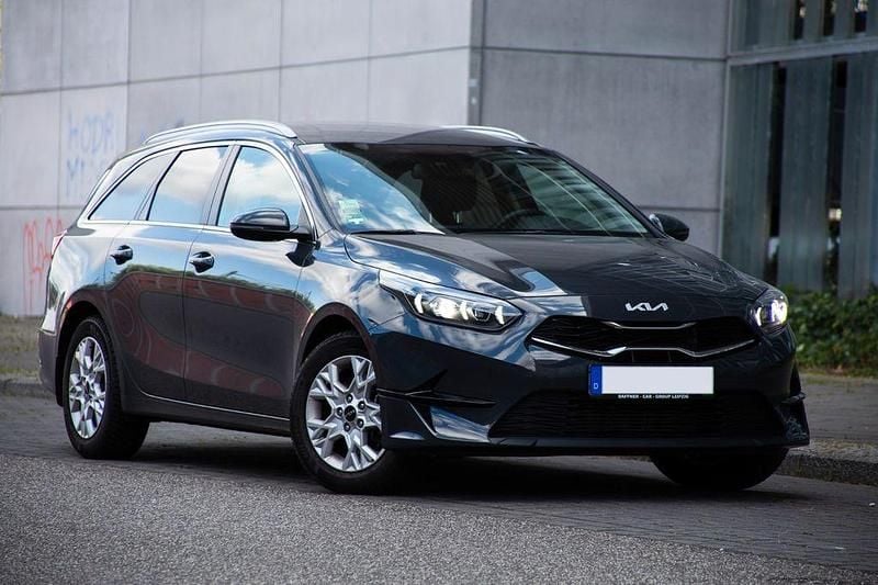 Grau Gebraucht 2022 Kia Ceed Sportswagon Vision Kombi | 18.700 € (Guter Preis) - Bild 1/4
