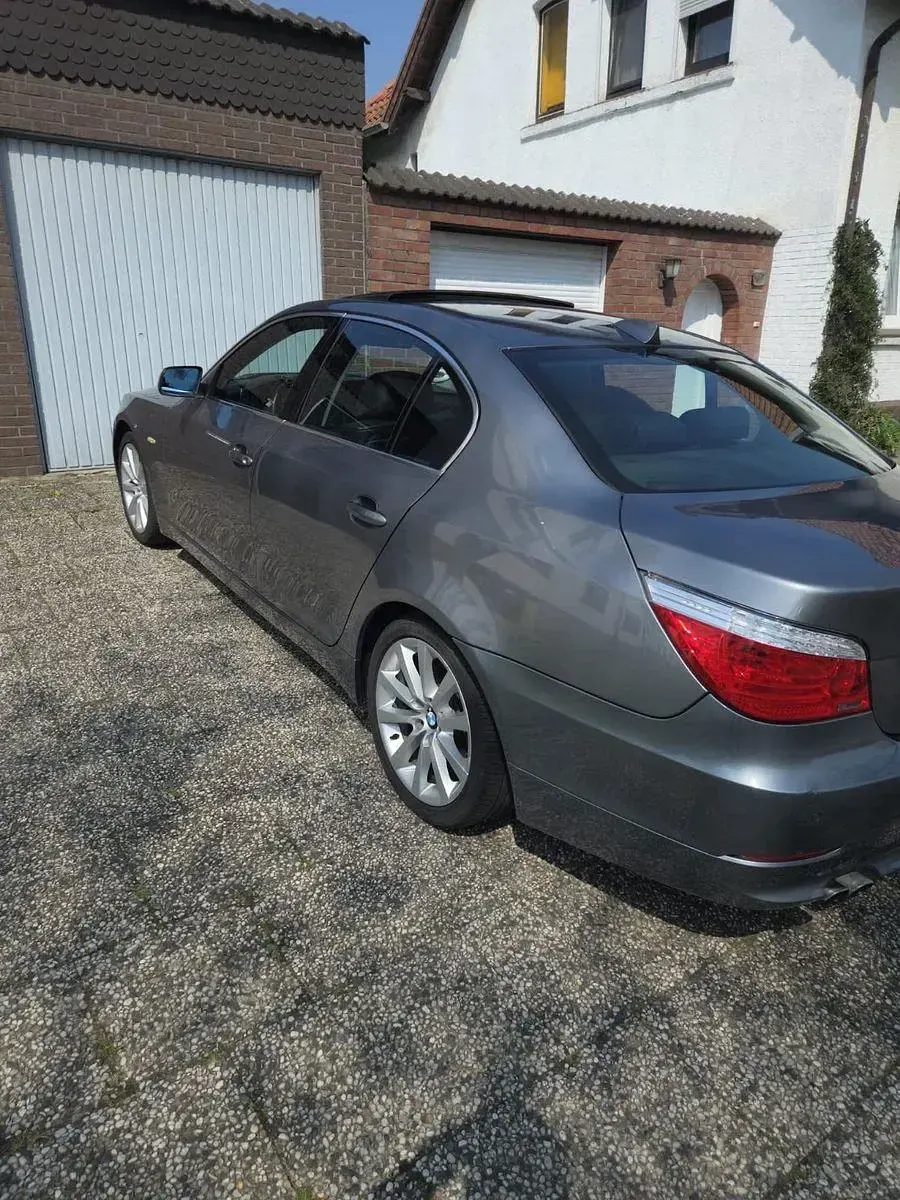 Gebraucht BMW 523 Exclusive 190 PS (139 kW) 2009 Grau Limousine