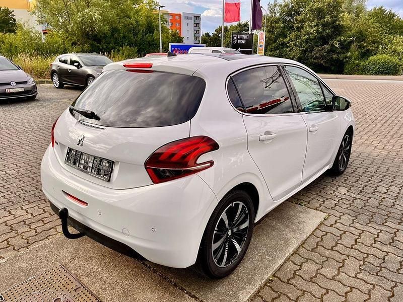 Gebraucht Peugeot 208 Allure 102 PS (75 kW) 2019 Weiß Kleinwagen