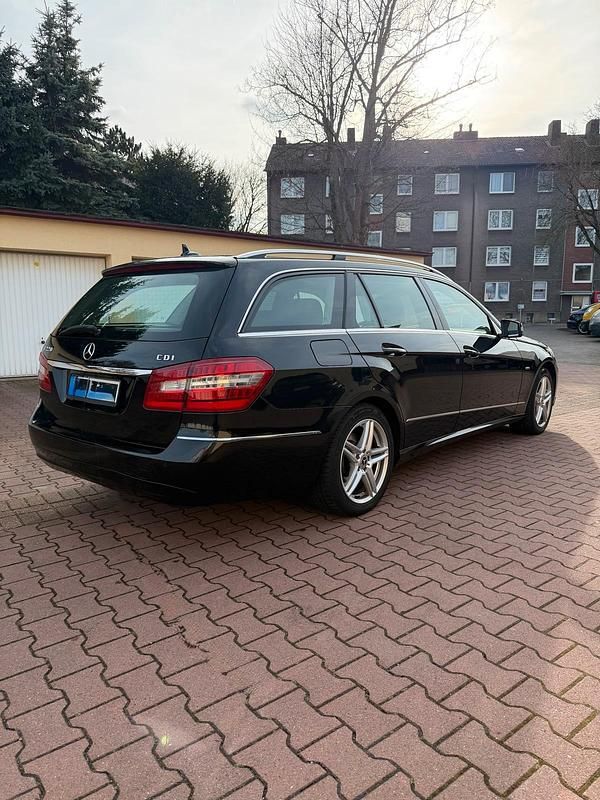 Gebraucht Mercedes E220 170 PS (125 kW) 2011 Schwarz Kombi
