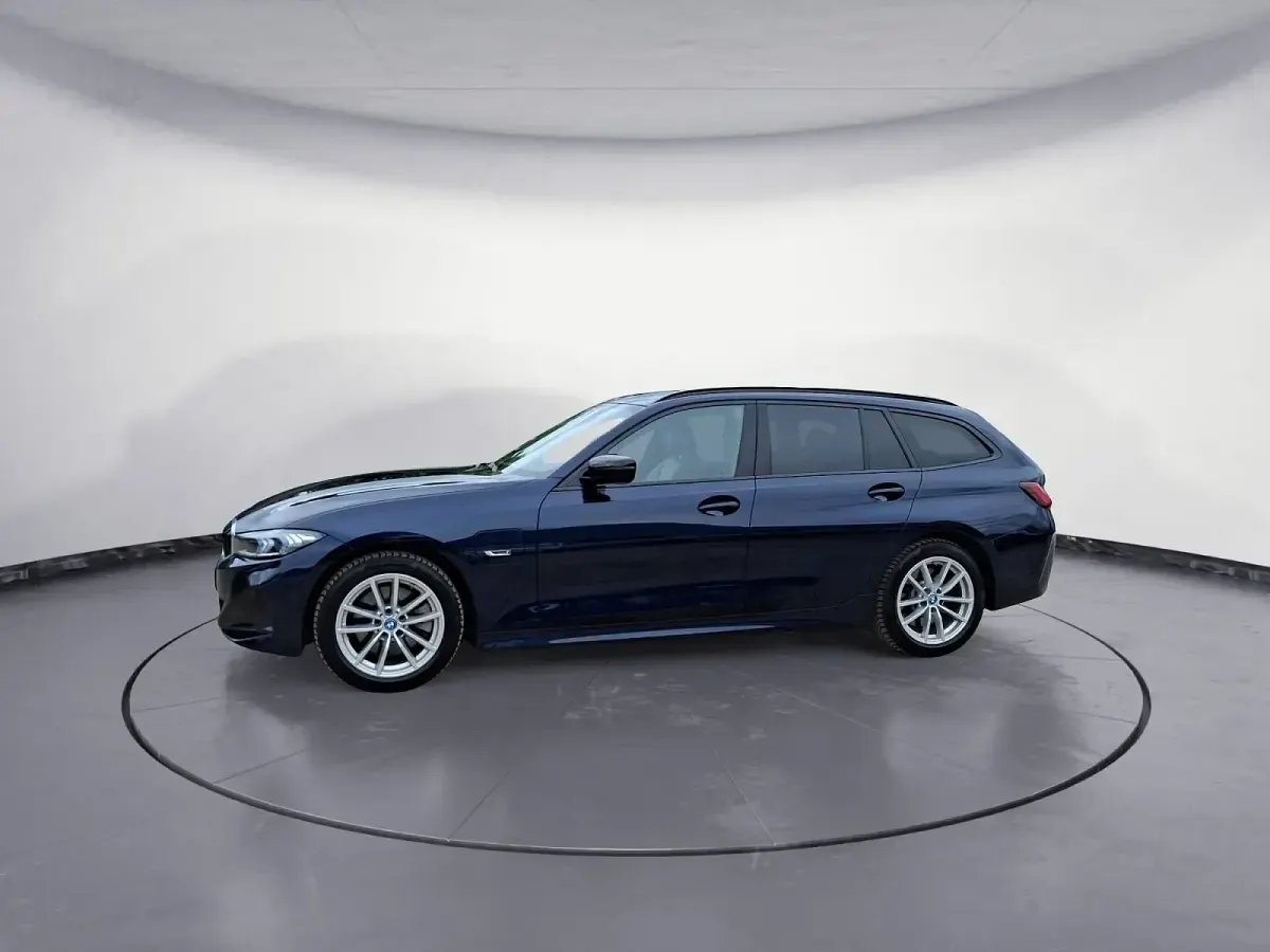Gebraucht BMW 330 184 PS (135 kW) 2023 Blau Kombi