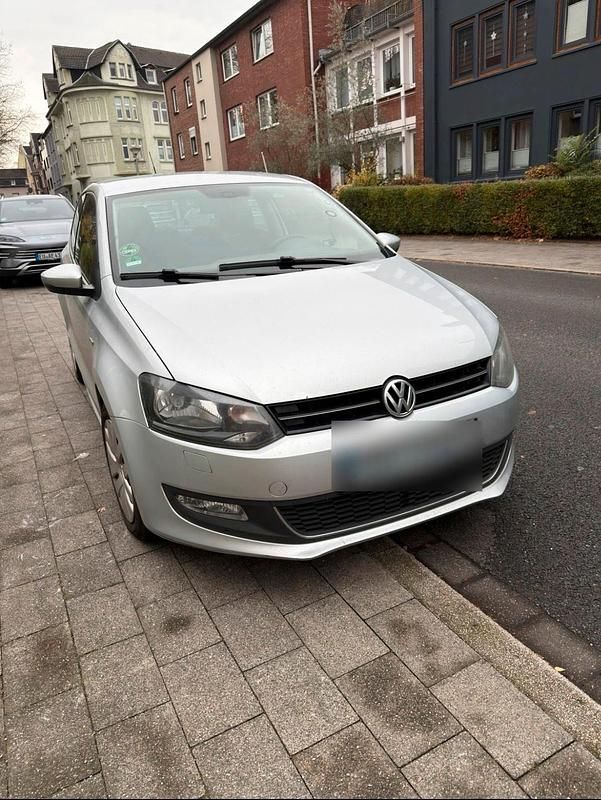 Silber Gebraucht 2013 VW Polo Life Kleinwagen | 3.950 € (Etwas zu teuer) - Bild 1/4