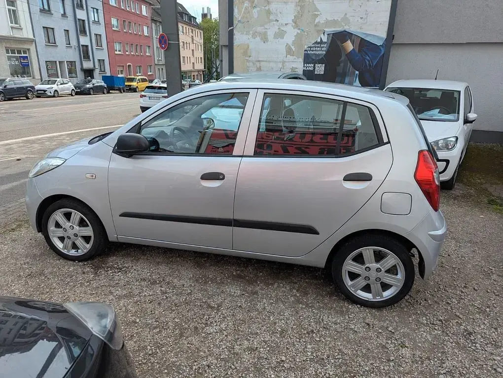 Gebraucht Hyundai i10 Edition 69 PS (50 kW) 2013 Silber Kleinwagen