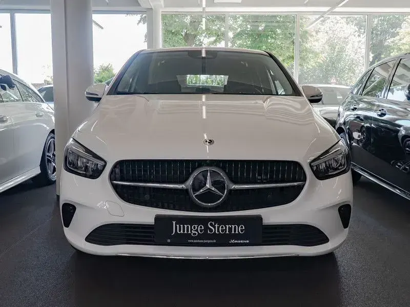 Gebraucht Mercedes B250e Progressive 163 PS (119 kW) 2025 Weiß Van / Kleinbus