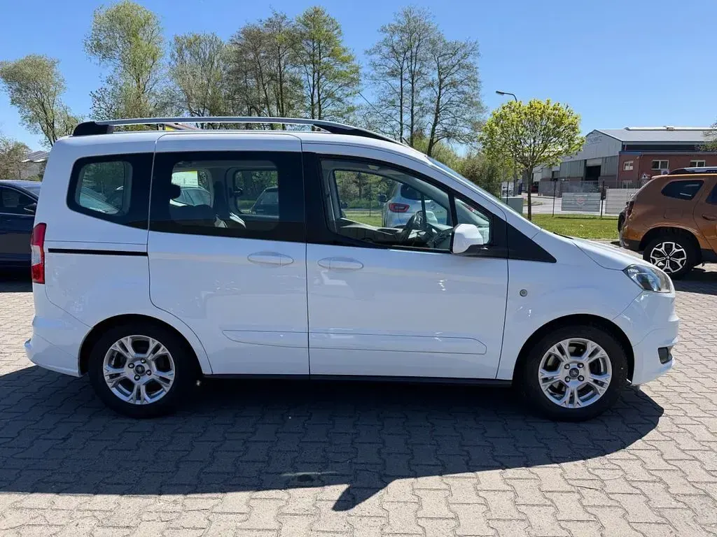 Gebraucht Ford Tourneo Courier Trend 101 PS (74 kW) 2017 Weiß Van / Kleinbus