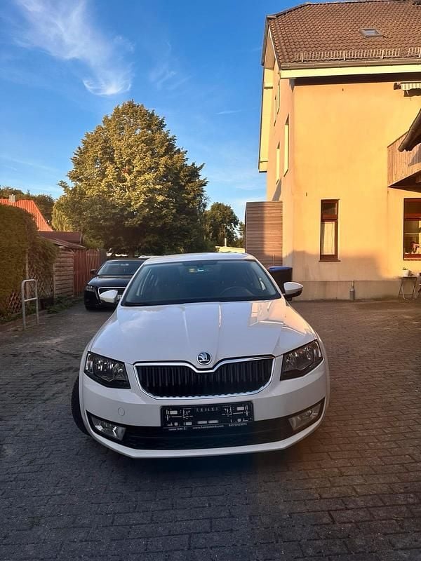 Weiß Gebraucht 2014 Skoda Octavia Ambition Limousine | 10.590 € (Guter Preis) - Bild 1/4