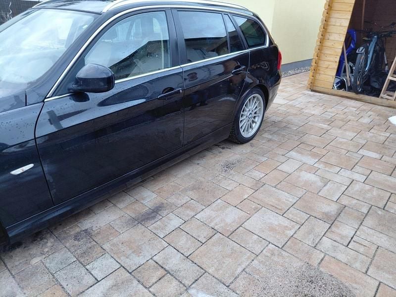Gebraucht BMW 325 204 PS (150 kW) 2010 Schwarz Kombi