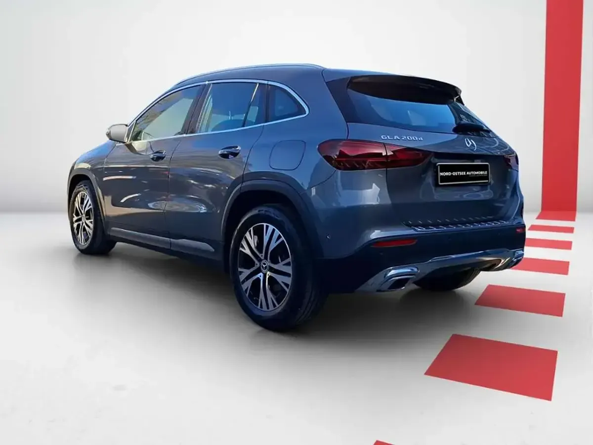 Gebraucht Mercedes GLA200 AMG 150 PS (110 kW) 2025 Metalliclack mountaingrau SUV