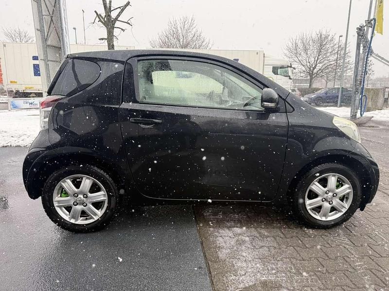 Gebraucht Toyota iQ Basis 68 PS (50 kW) 2011 Schwarz Kleinwagen