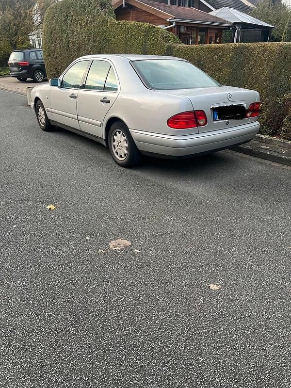 Gebraucht Mercedes E200 136 PS (100 kW) 1998 Silber Limousine