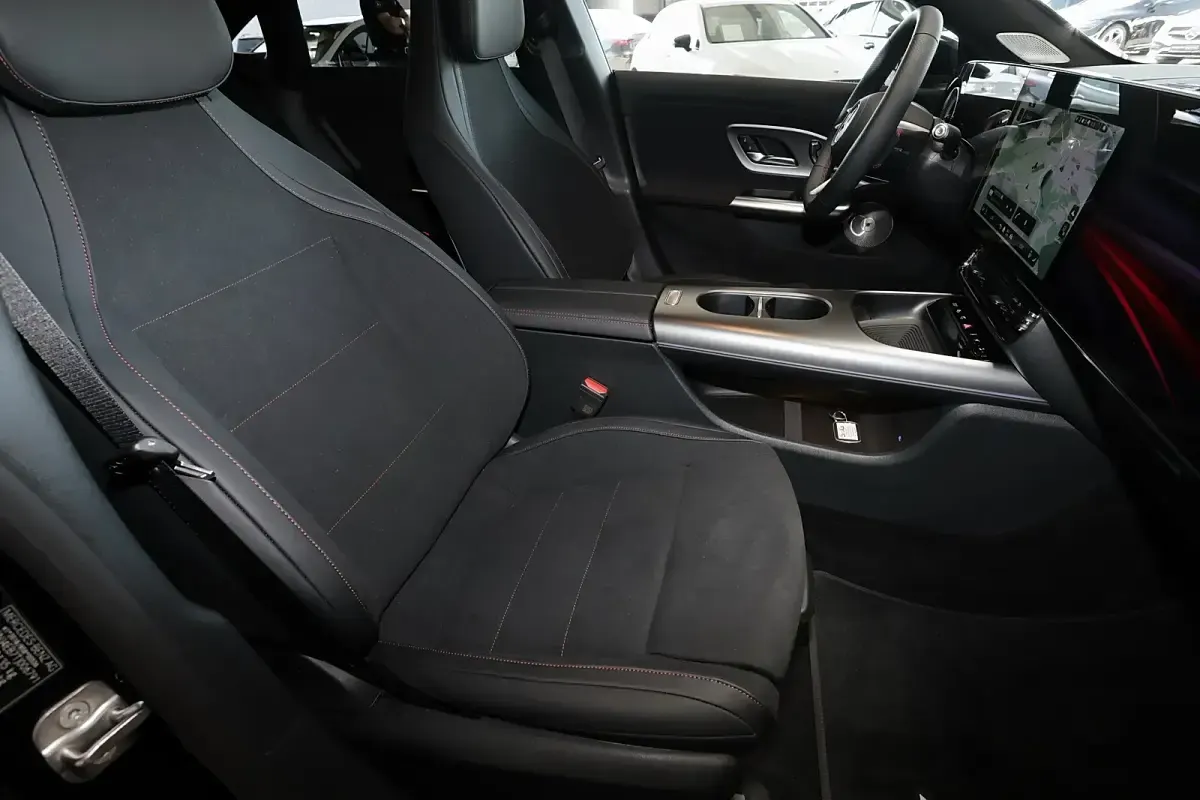 Gebraucht Mercedes CLA200 AMG 163 PS (119 kW) 2026 Metalliclack kosmosschwarz Coupé