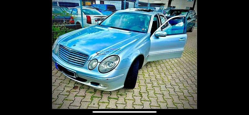 Grau Gebraucht 2003 Mercedes E220 Elegance Limousine | 4.200 € (Fairer Preis) - Bild 1/4