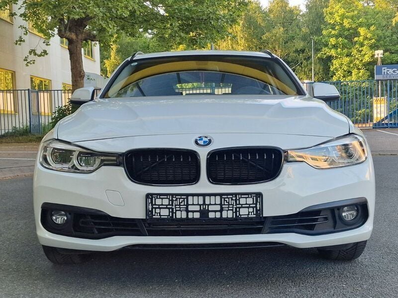 Weiß Gebraucht 2018 BMW 318 Limousine | 12.490 € - Bild 1/4