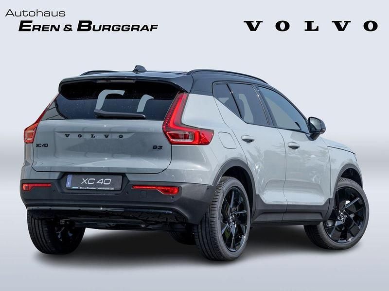 Neu Volvo XC40 Plus 163 PS (119 kW) 2025 Grau SUV