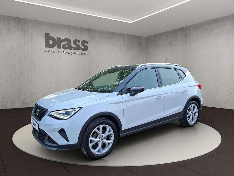 Nevada weiß metallic/magnetic grau metallic Gebraucht 2023 Seat Arona FR SUV | 21.480 € (Fairer Preis) - Bild 1/4
