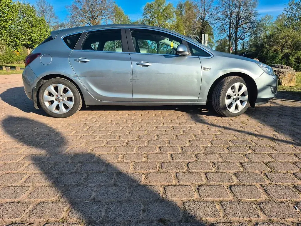 Gebraucht Opel Astra Edition 140 PS (102 kW) 2012 Grau Limousine