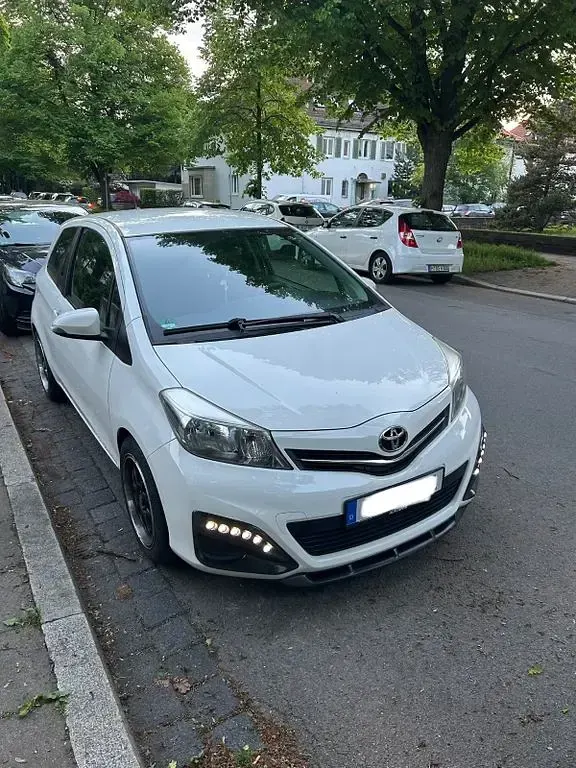 Gebraucht Toyota Yaris Life 69 PS (50 kW) 2013 Weiß Kleinwagen