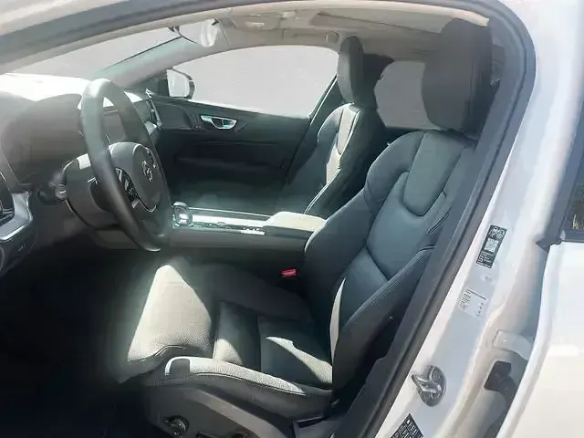 Gebraucht Volvo V60 Plus 197 PS (144 kW) 2025 Crystal weiß perleffekt Kombi