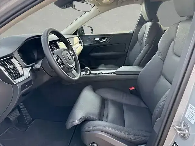 Używany Volvo V60 Plus 197 KM (144 kW) 2025 Szary Kombi