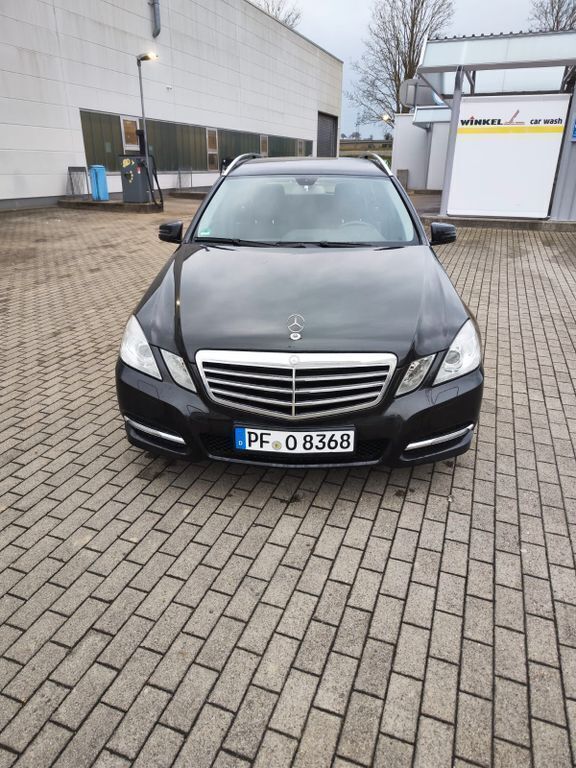Schwarz Gebraucht 2012 Mercedes E350 Avantgarde Kombi | 11.900 € (Guter Preis) - Bild 1/4