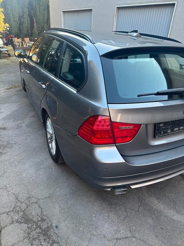 Gebraucht BMW 320 185 PS (136 kW) 2012 Silber Kombi