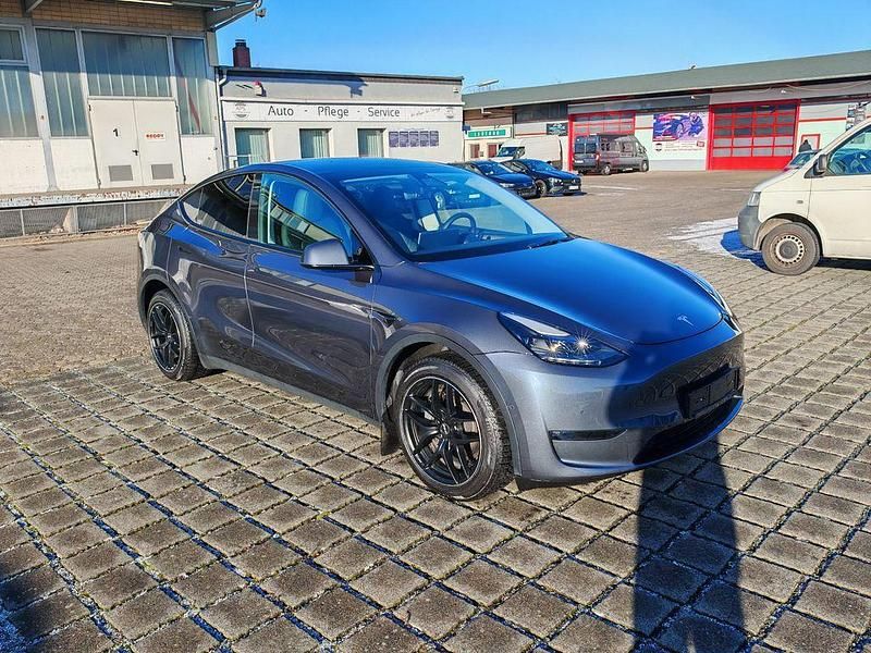 Grau Gebraucht 2022 Tesla Model Y Long Range AWD SUV | 31.970 € (Guter Preis) - Bild 1/4