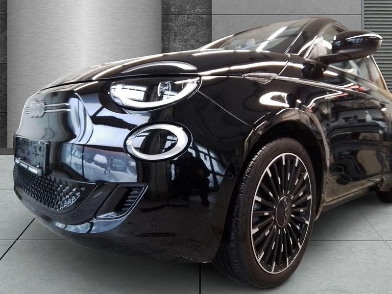 Gebraucht Fiat 500e Tech 86 kW (118 PS) 2023 Onyx schwarz Kleinwagen