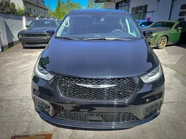 Gebraucht Chrysler Pacifica Touring 292 PS (214 kW) 2024 Schwarz Van