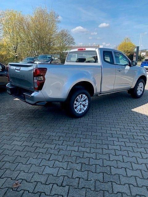 Neu Isuzu D-Max 163 PS (119 kW) 2026 Silber Pickup