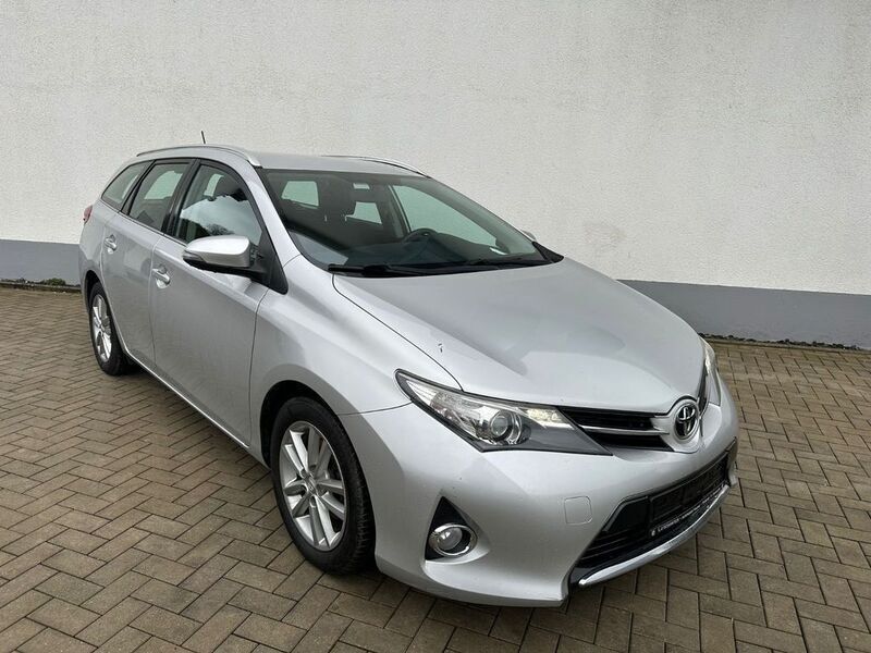 Silber Gebraucht 2013 Toyota Auris Life Limousine | 4.900 € (Teuer) - Bild 1/4