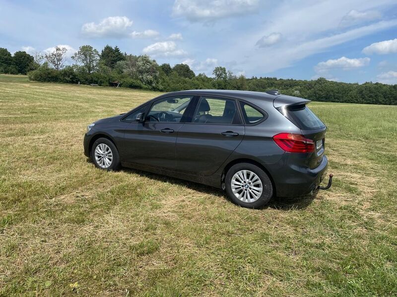 Grau Gebraucht 2019 BMW 218 Active Tourer Advantage Van / Kleinbus | 16.000 € (Guter Preis) - Bild 1/4