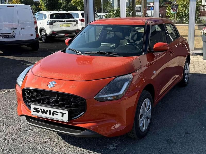 Neu Suzuki Swift Club 83 PS (61 kW) 2025 Flame orange pearl metallic Kleinwagen