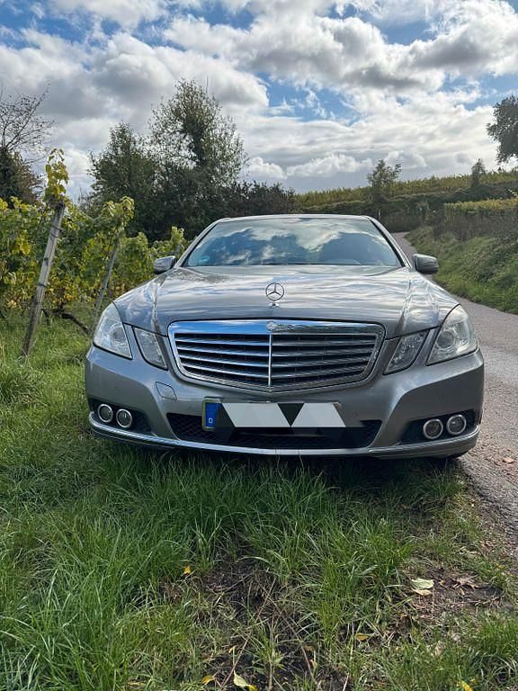 Grau Gebraucht 2009 Mercedes E250 Elegance Limousine | 10.750 € (Fairer Preis) - Bild 1/4