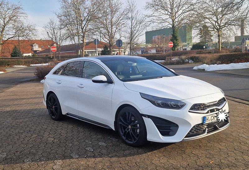Weiß Gebraucht 2024 Kia ProCeed GT-Line Coupé | 28.000 € (Fairer Preis) - Bild 1/4